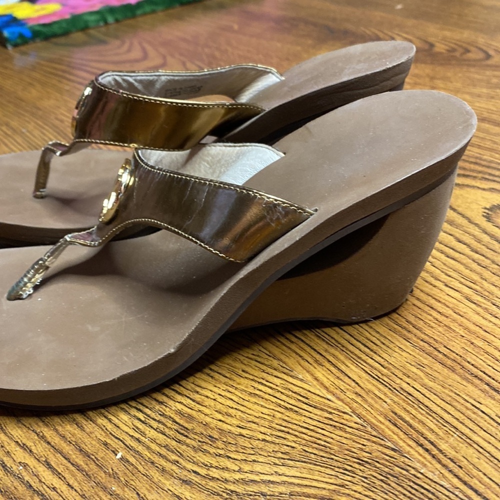 🌹 Michael Kors 🌹 Bronze Gold & Brown Wedge Thong Sandals - Picture 6 of 10